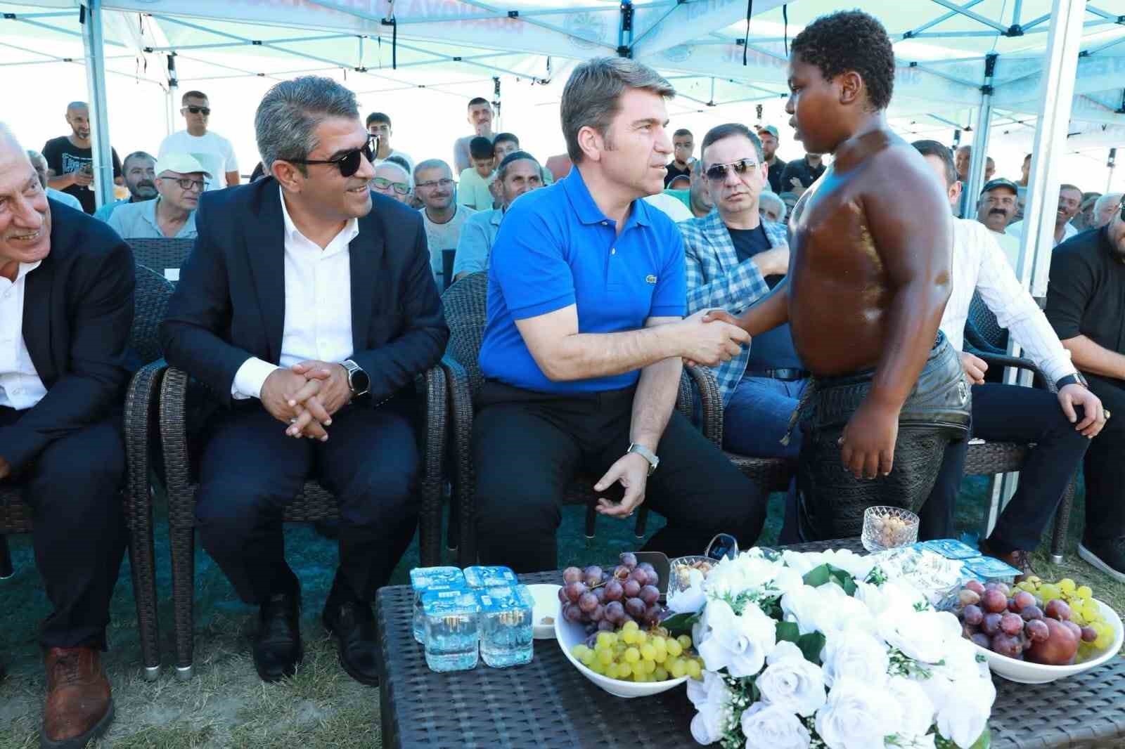 er-meydaninda-kardeslik-fotografi-amasya-valisi-ile-arap-osman-el-ele