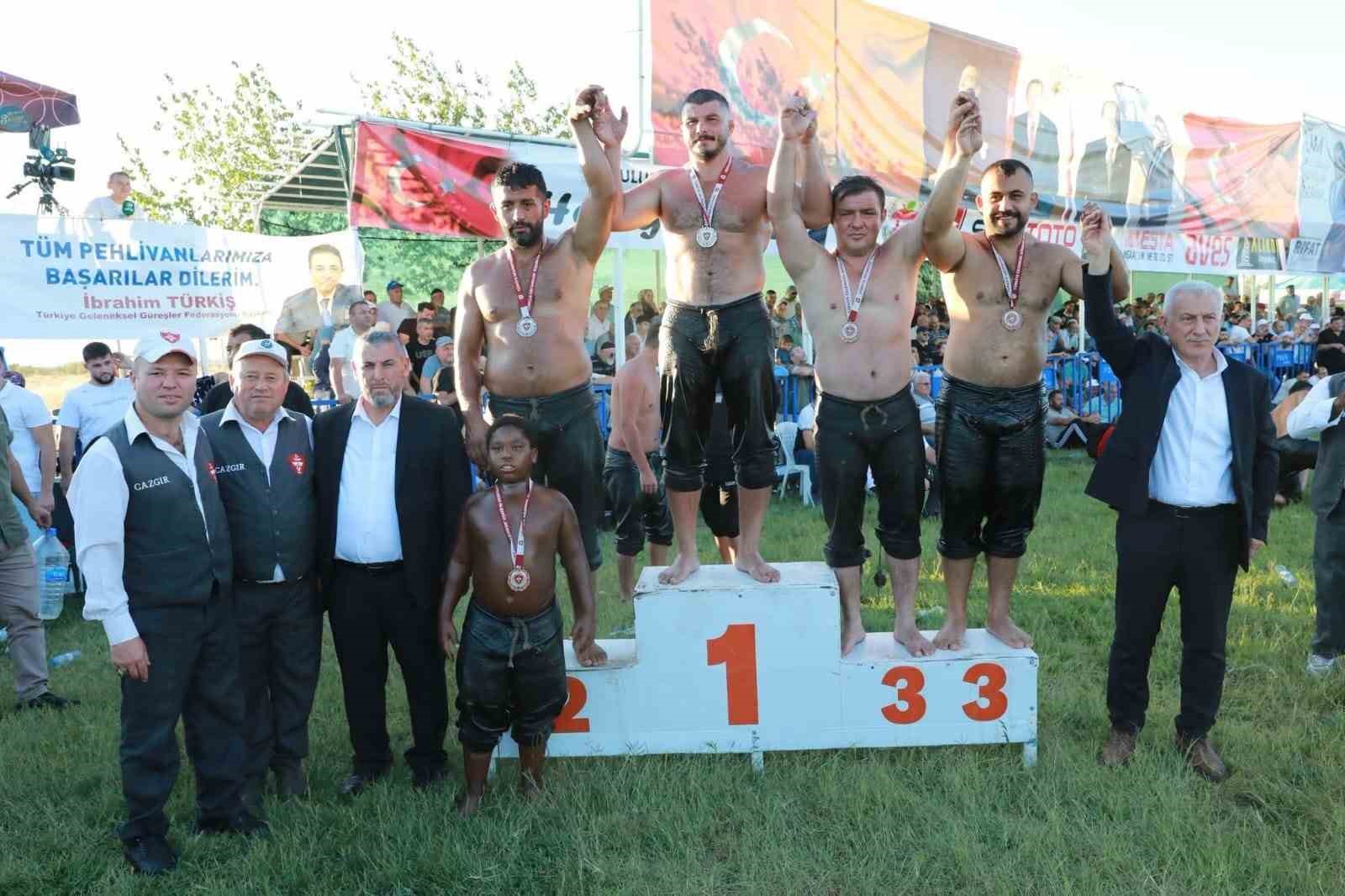 er-meydaninda-kardeslik-fotografi-amasya-valisi-ile-arap-osman-el-ele
