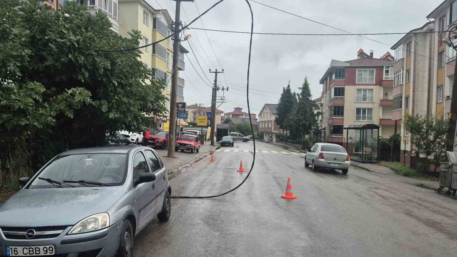firtinada-kopan-elektrik-telleri-ekipleri-seferber-etti
