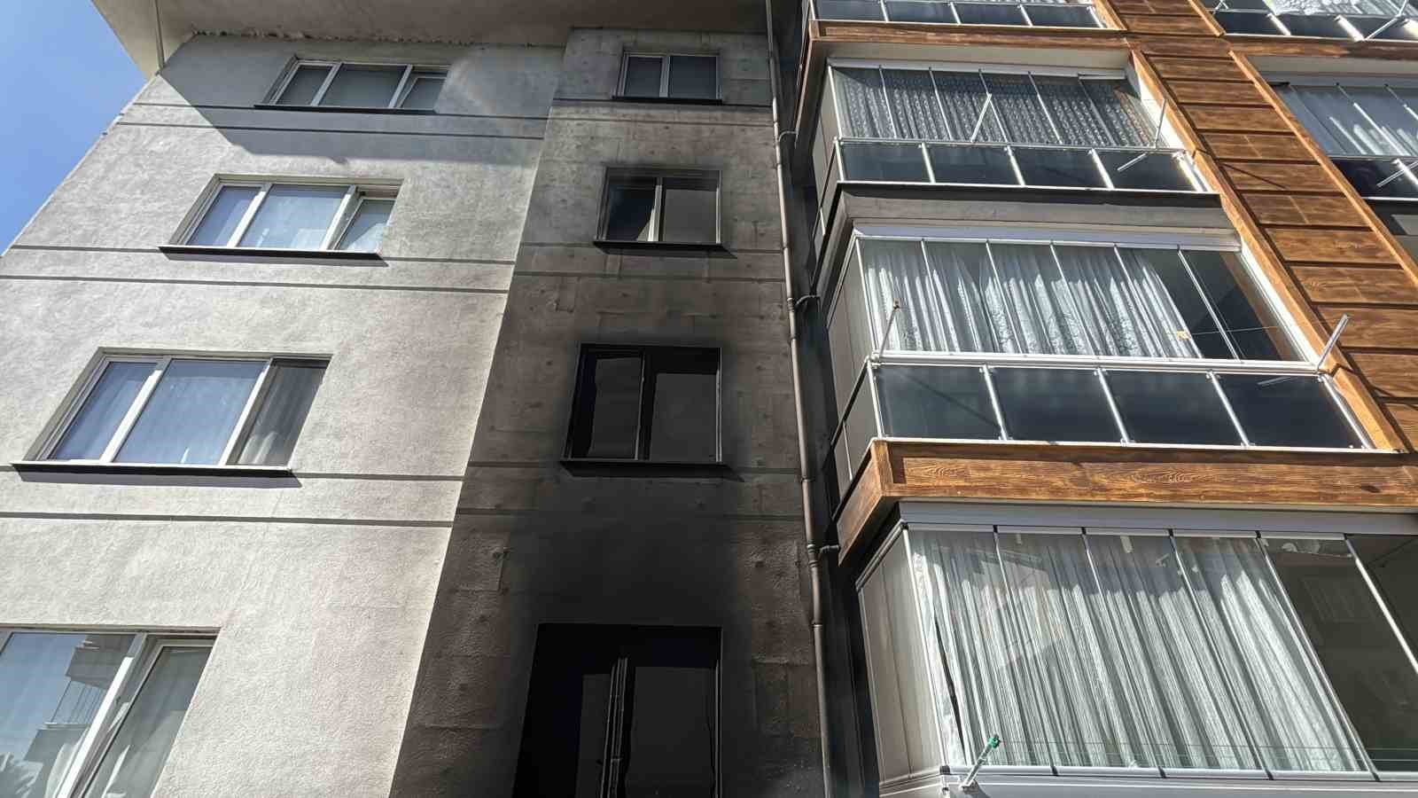 garajda-hava-kompresoru-yangin-cikartti-otomobil-ve-apartman-hasar-aldi-3-kisi-dumandan-etkilendi