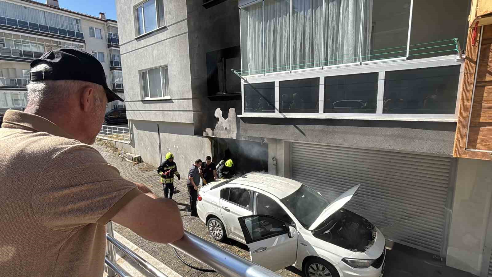 garajda-hava-kompresoru-yangin-cikartti-otomobil-ve-apartman-hasar-aldi-3-kisi-dumandan-etkilendi