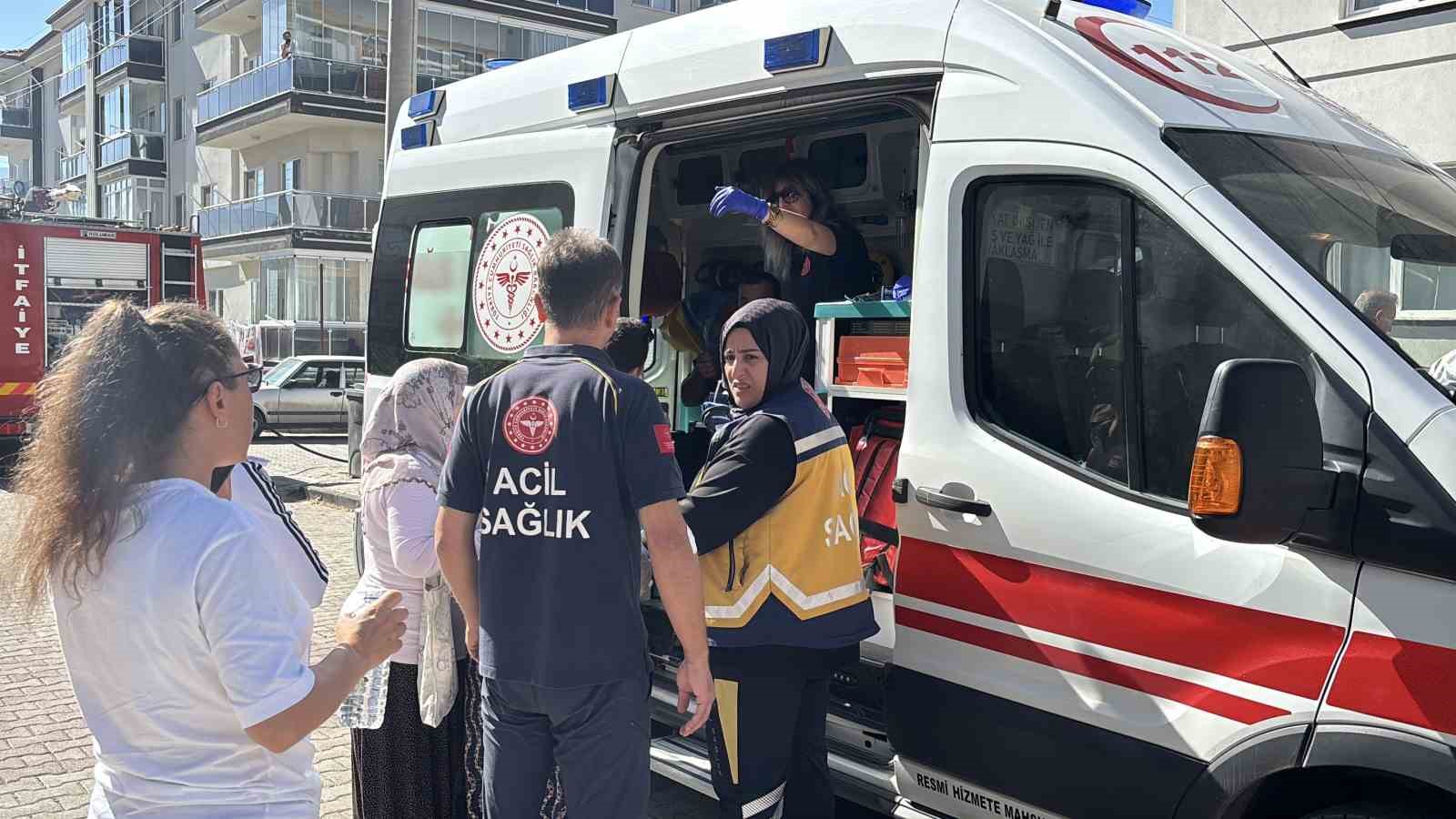 garajda-hava-kompresoru-yangin-cikartti-otomobil-ve-apartman-hasar-aldi-3-kisi-dumandan-etkilendi
