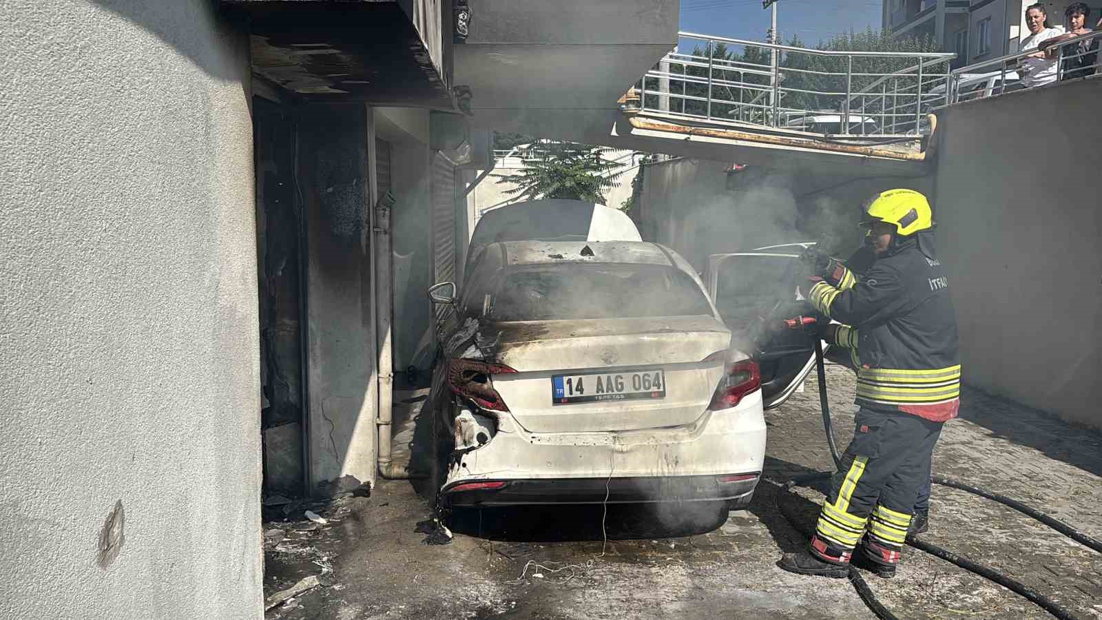 garajda-hava-kompresoru-yangin-cikartti-otomobil-ve-apartman-hasar-aldi-3-kisi-dumandan-etkilendi