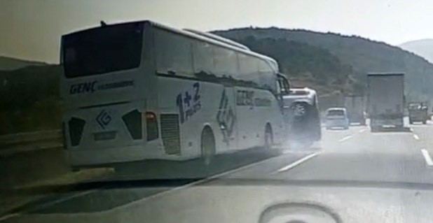 hafif-ticari-arac-yolcu-otobusunun-onune-savruldu