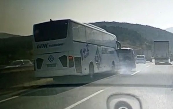 hafif-ticari-arac-yolcu-otobusunun-onune-savruldu