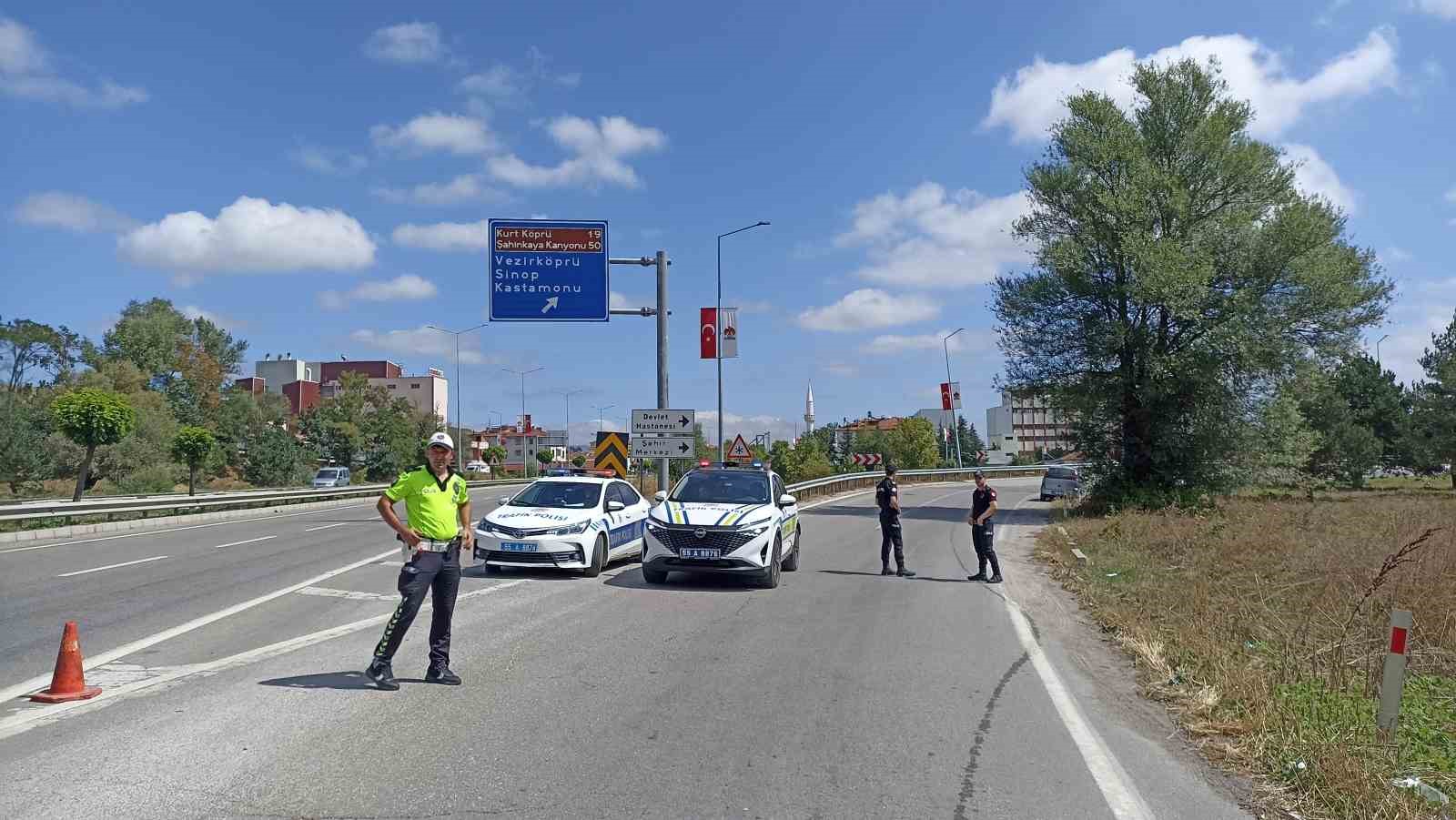 havzada-cam-yuklu-tir-virajda-devrildi-yol-3-saat-trafige-kapandi