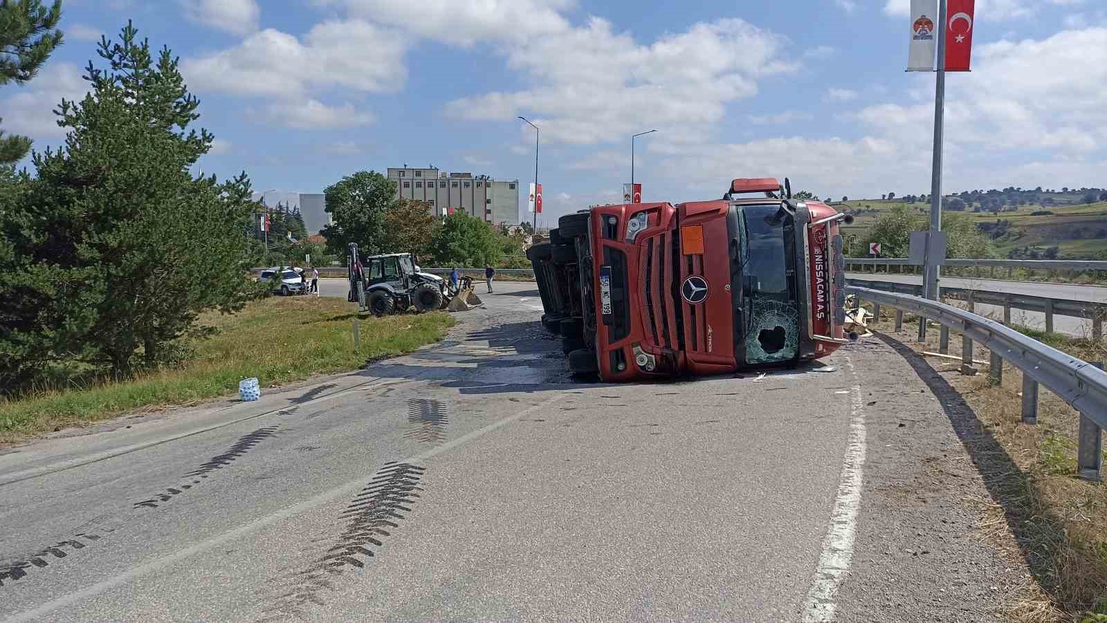 havzada-cam-yuklu-tir-virajda-devrildi-yol-3-saat-trafige-kapandi