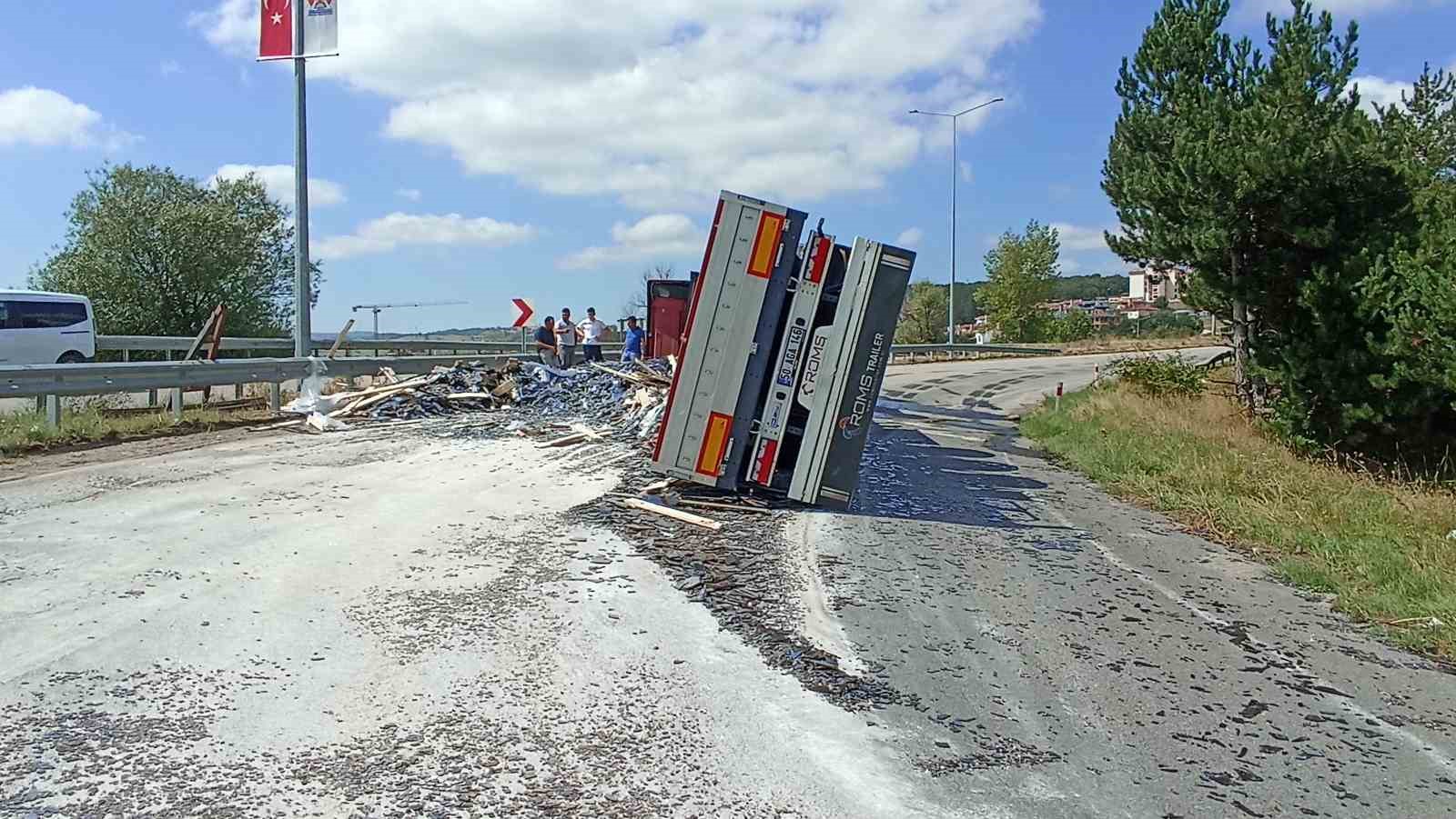 havzada-cam-yuklu-tir-virajda-devrildi-yol-3-saat-trafige-kapandi