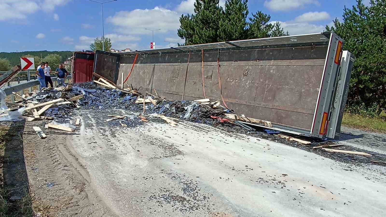 havzada-cam-yuklu-tir-virajda-devrildi-yol-3-saat-trafige-kapandi
