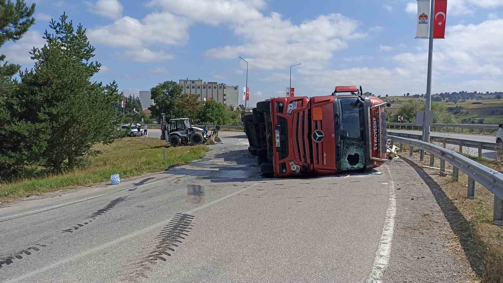 havzada-cam-yuklu-tir-virajda-devrildi-yol-3-saat-trafige-kapandi