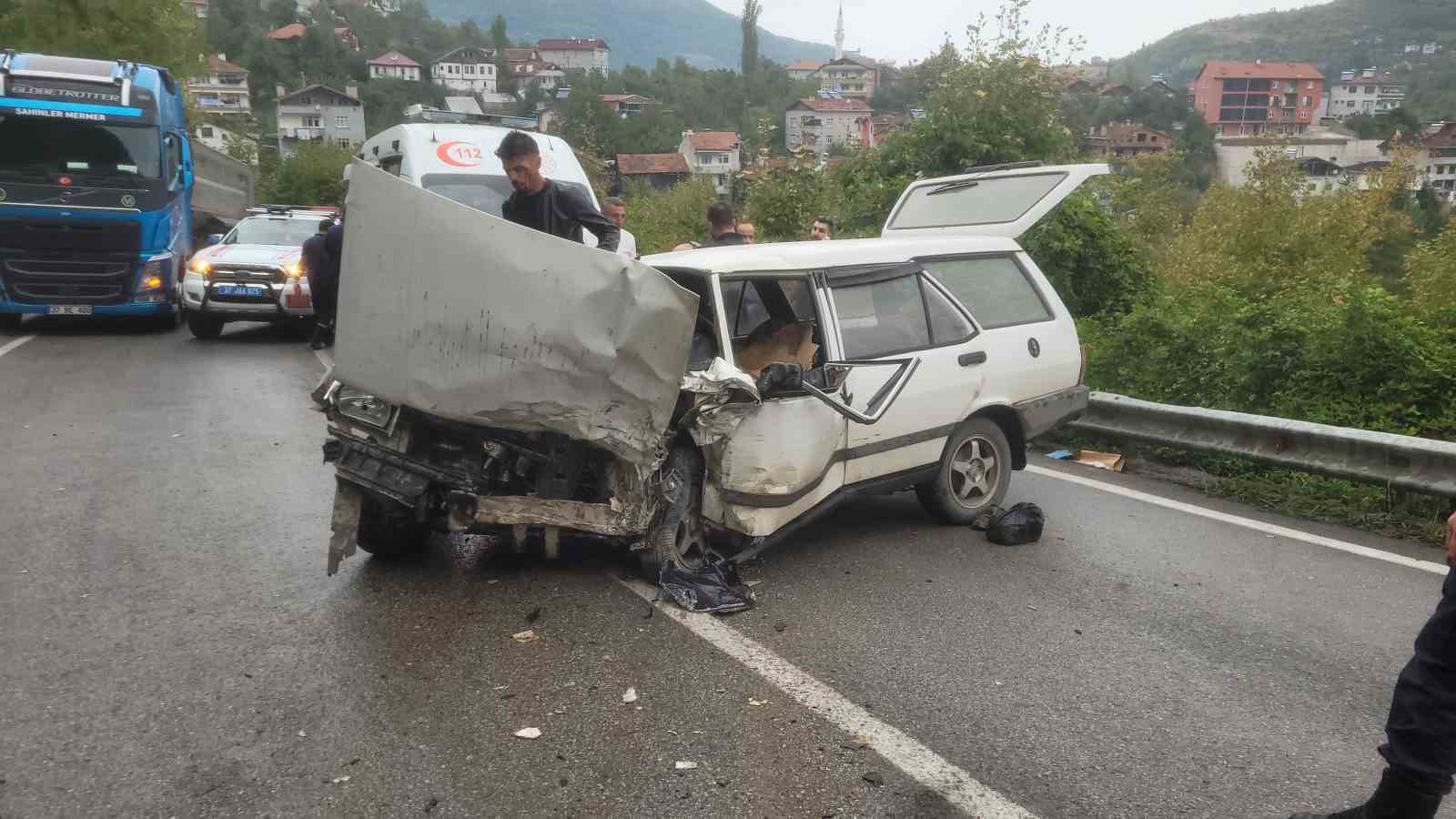 iki-aracin-carpistigi-kazada-7-kisi-yaralandi-aracin-on-camina-sikisan-vatandasi-itfaiye-kurtardi