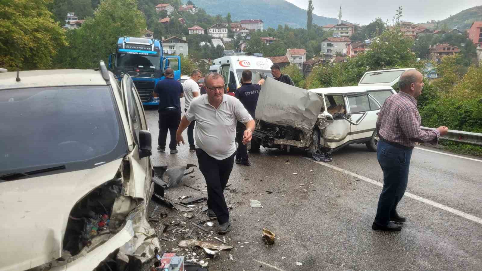 iki-aracin-carpistigi-kazada-7-kisi-yaralandi-aracin-on-camina-sikisan-vatandasi-itfaiye-kurtardi