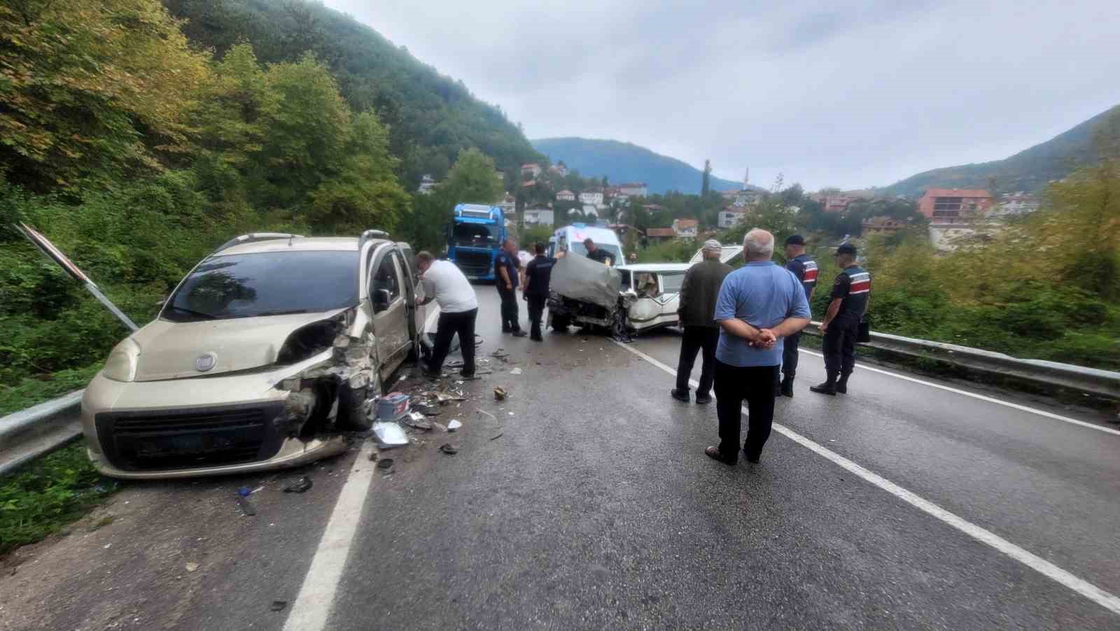 iki-aracin-carpistigi-kazada-7-kisi-yaralandi-aracin-on-camina-sikisan-vatandasi-itfaiye-kurtardi