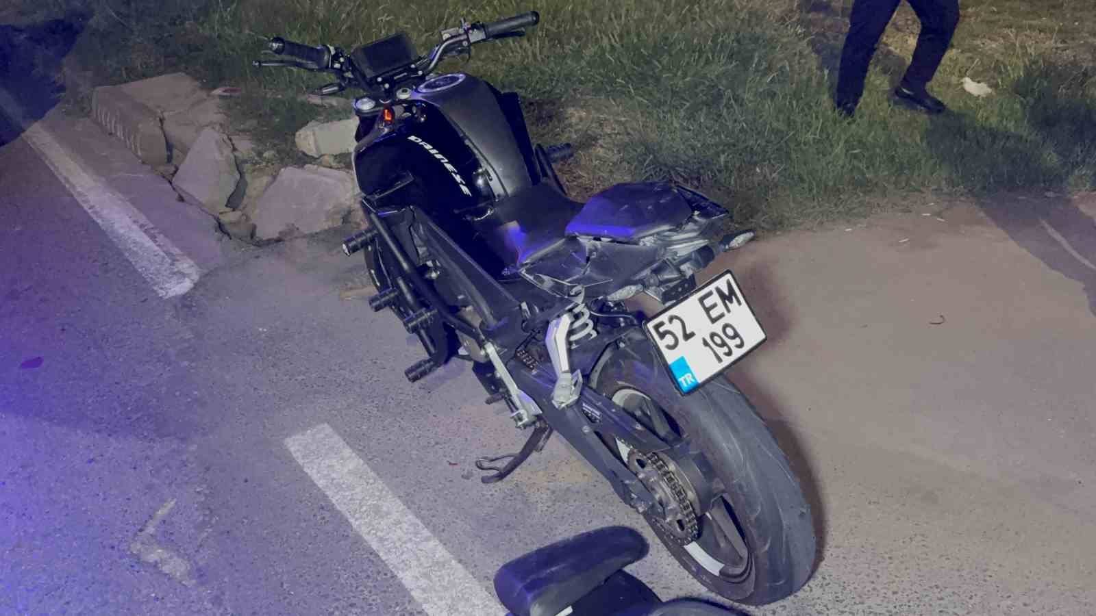 iki-motosiklet-ve-otomobilin-karistigi-zincirleme-kazada-2-kisi-yaralandi