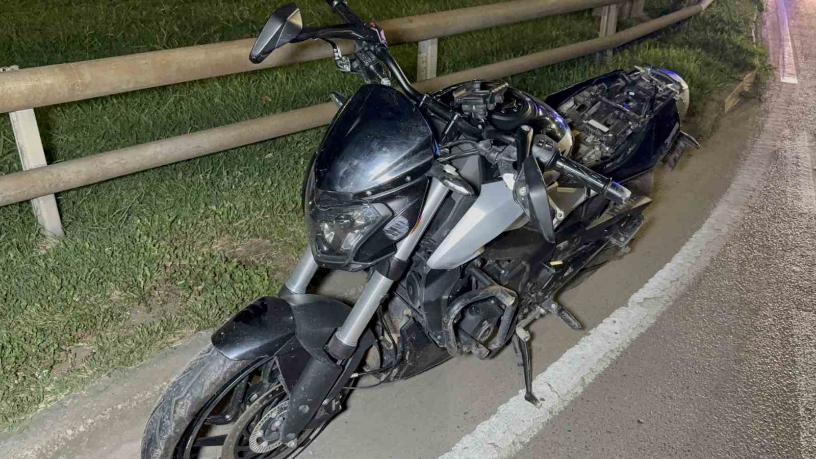 iki-motosiklet-ve-otomobilin-karistigi-zincirleme-kazada-2-kisi-yaralandi