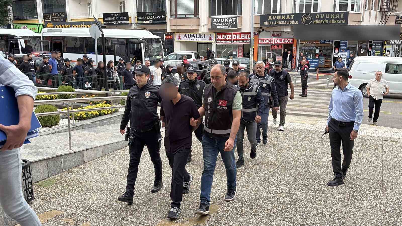 internetten-arac-satmak-isteyenleri-guvenli-odeme-tuzagiyla-dolandiran-sahislara-operasyon-18-gozalti