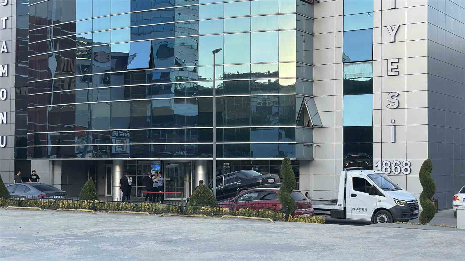isten-cikarildigi-gerekcesiyle-silah-ve-bicakla-kastamonu-belediyesini-basti
