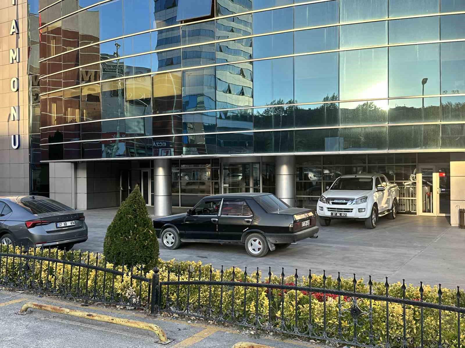 isten-cikarildigi-gerekcesiyle-silah-ve-bicakla-kastamonu-belediyesini-basti