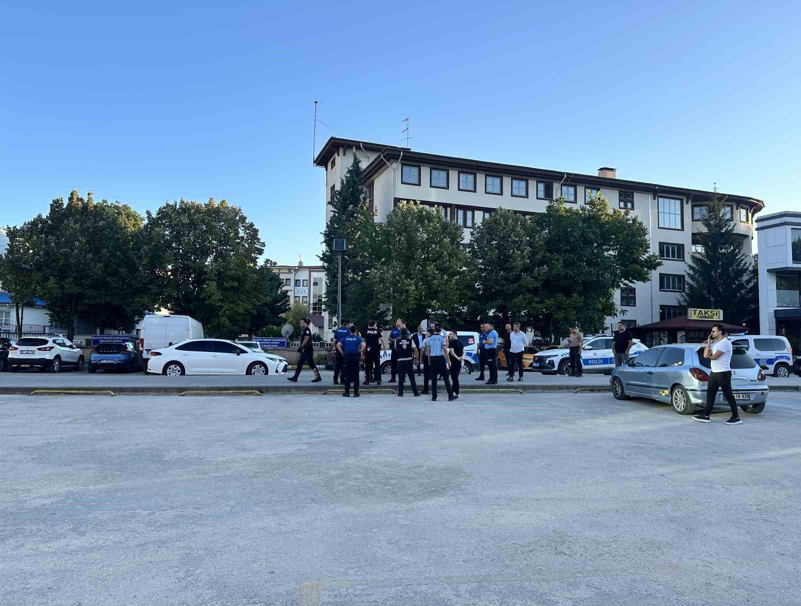 isten-cikarildigi-gerekcesiyle-silah-ve-bicakla-kastamonu-belediyesini-basti
