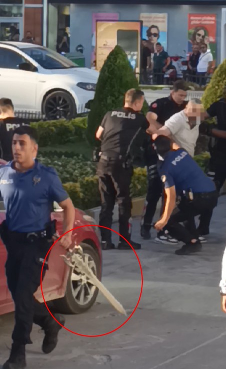 isten-cikarildigi-gerekcesiyle-silah-ve-bicakla-kastamonu-belediyesini-basti