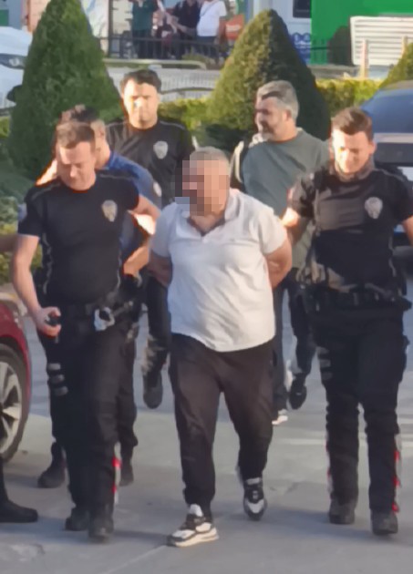 isten-cikarildigi-gerekcesiyle-silah-ve-bicakla-kastamonu-belediyesini-basti