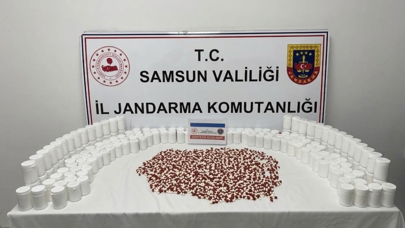 jandarma-motosiklet-cantasinda-7-bin-999-sentetik-ecza-hap-ele-gecirdi