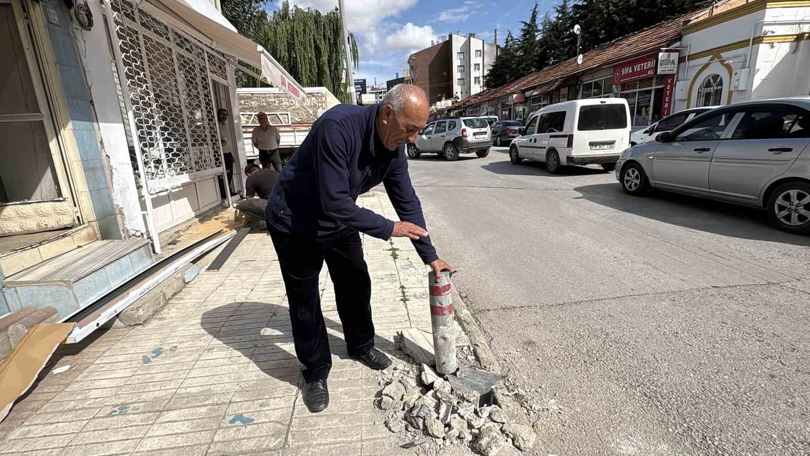 kaldirima-cikan-otomobilin-altinda-kalmaktan-dubalar-sayesinde-kurtuldu-o-anlar-kamerada