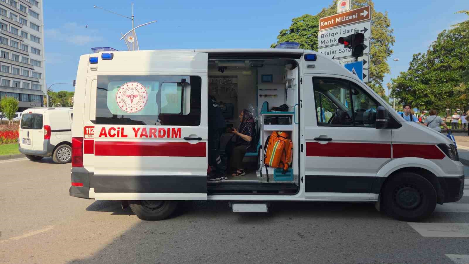 kamyonun-carptigi-otomobil-direk-ile-kamyon-arasinda-sikisti-1-yarali