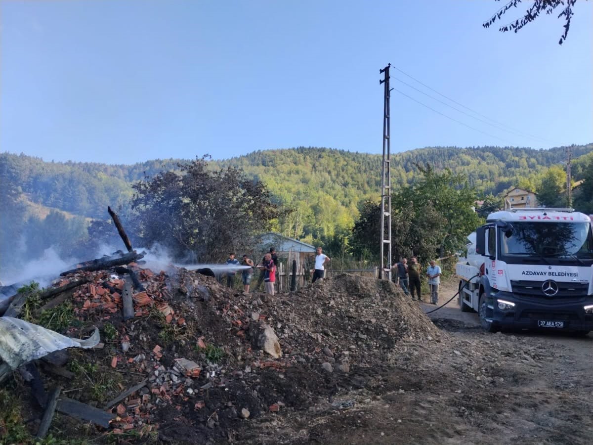 kastamonuda-alevlere-teslim-olan-ev-kule-dondu