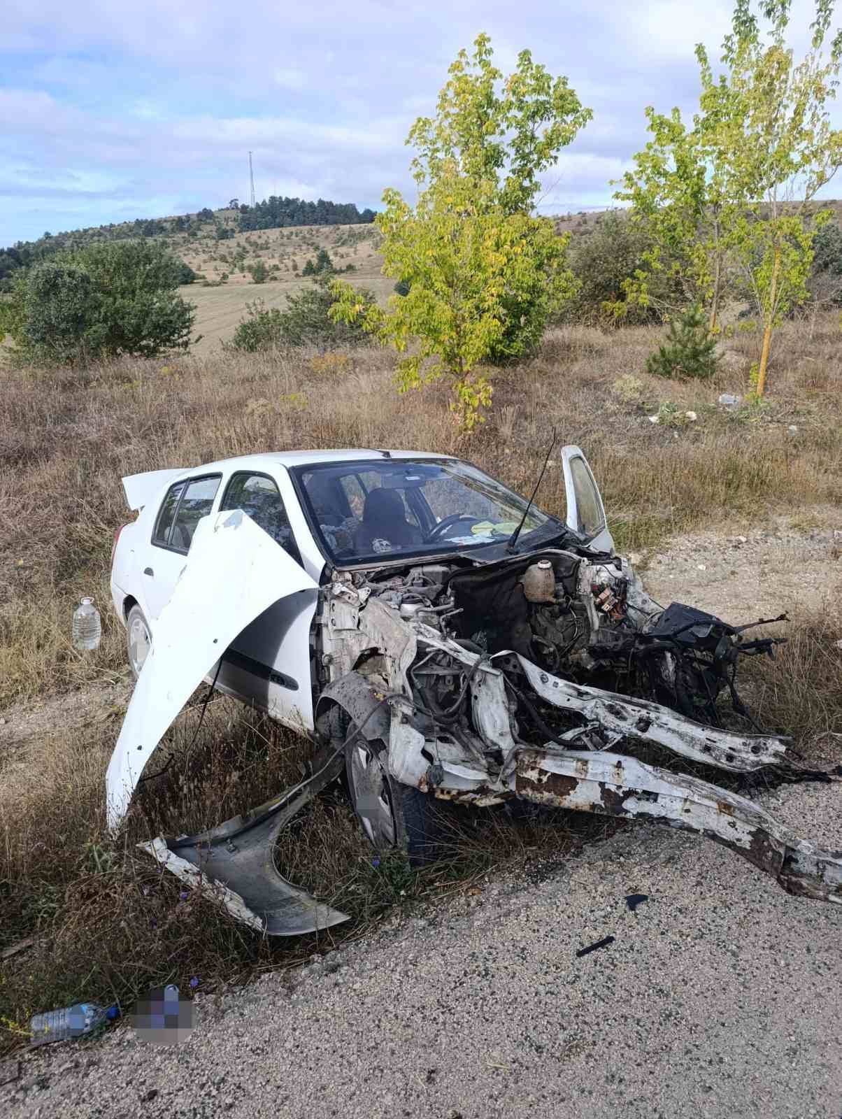 kastamonuda-elektrik-diregine-carpan-otomobil-hurdaya-dondu-2-yarali