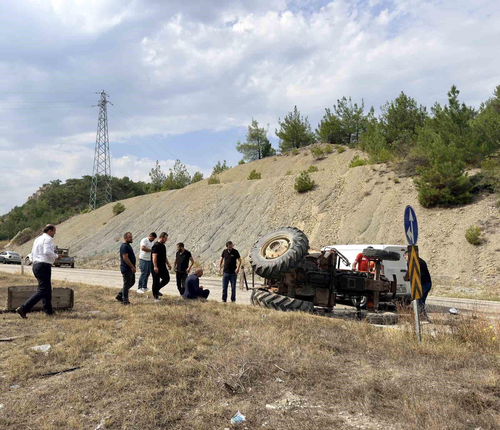 kastamonuda-hafif-ticari-arac-ile-traktor-carpisti-1-yarali