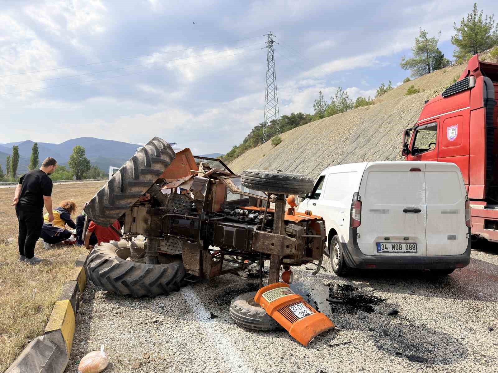 kastamonuda-hafif-ticari-arac-ile-traktor-carpisti-1-yarali