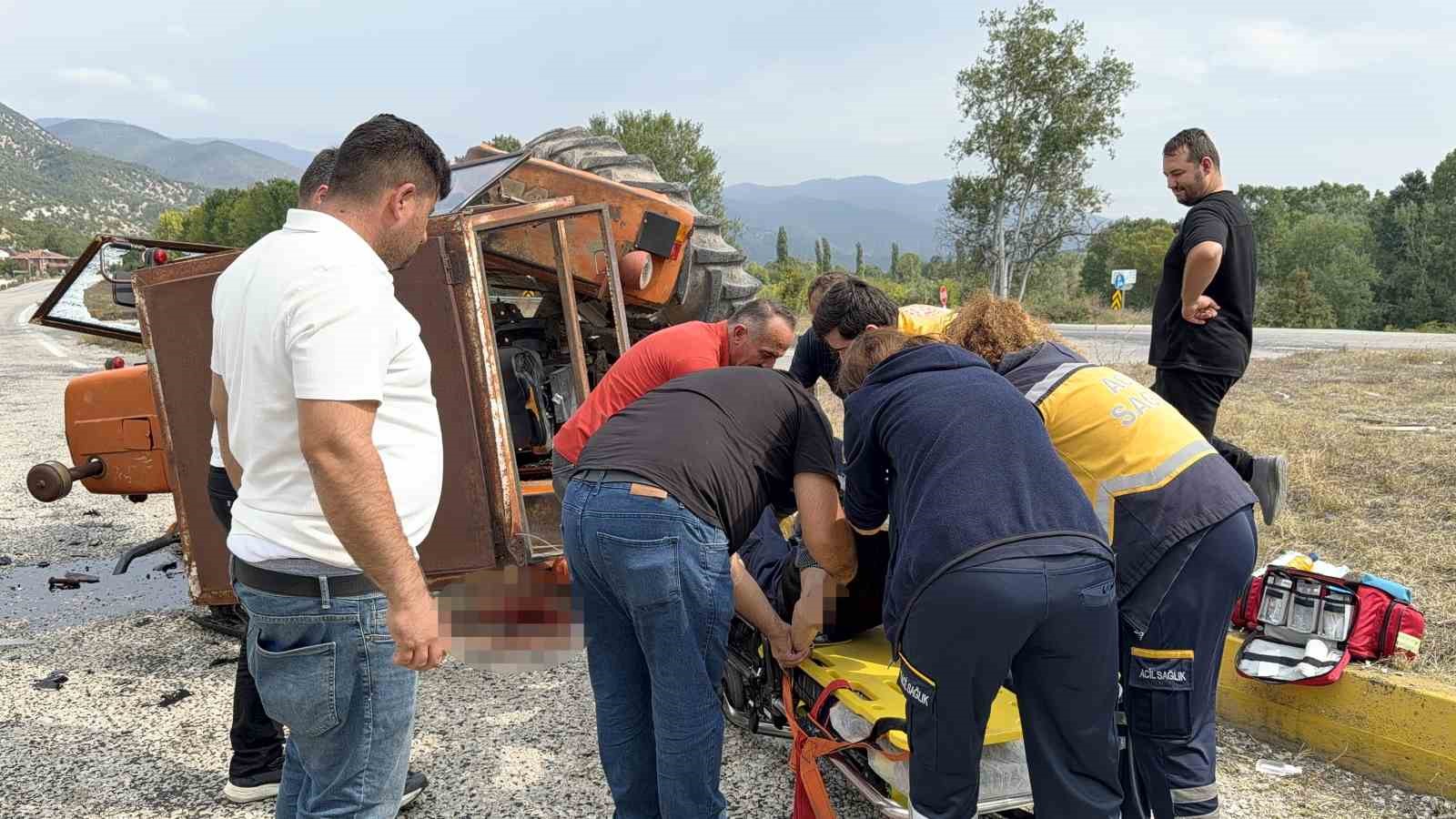 kastamonuda-hafif-ticari-arac-ile-traktor-carpisti-1-yarali