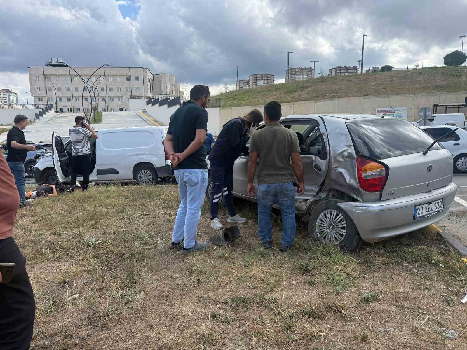 kastamonuda-otomobil-ile-hafif-ticari-arac-carpisti-3-yarali