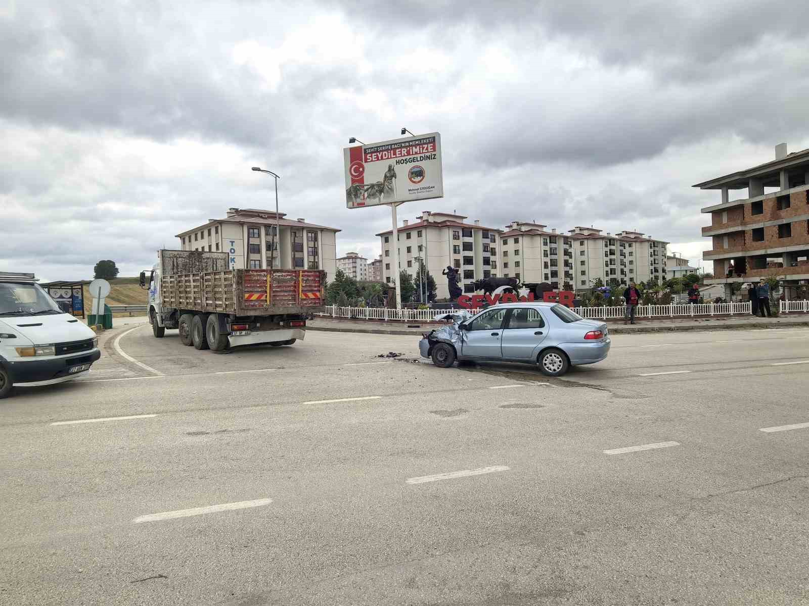 kastamonuda-otomobil-ile-kamyon-carpisti-4-yarali