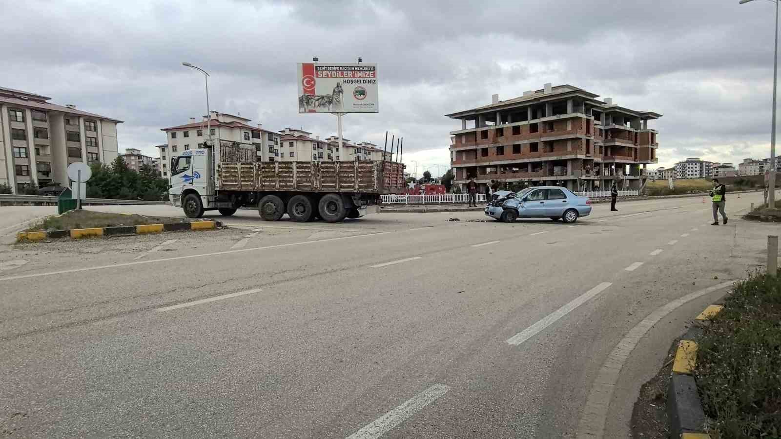 kastamonuda-otomobil-ile-kamyon-carpisti-4-yarali