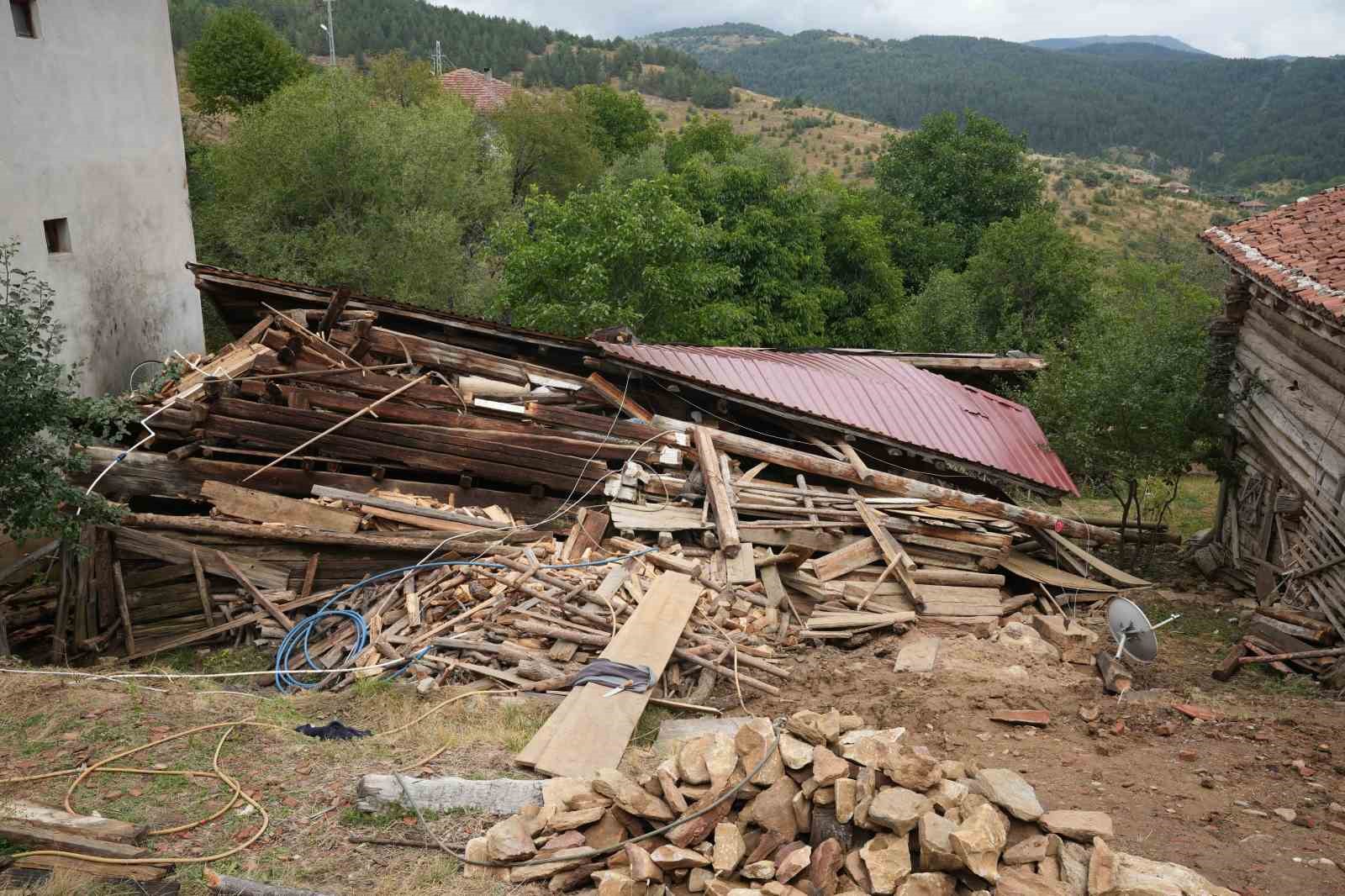 kastamonuda-tadilat-yapilan-koy-evi-coktu-iceride-mahsur-kalarak-yaralanan-5-kisi-kurtarildi