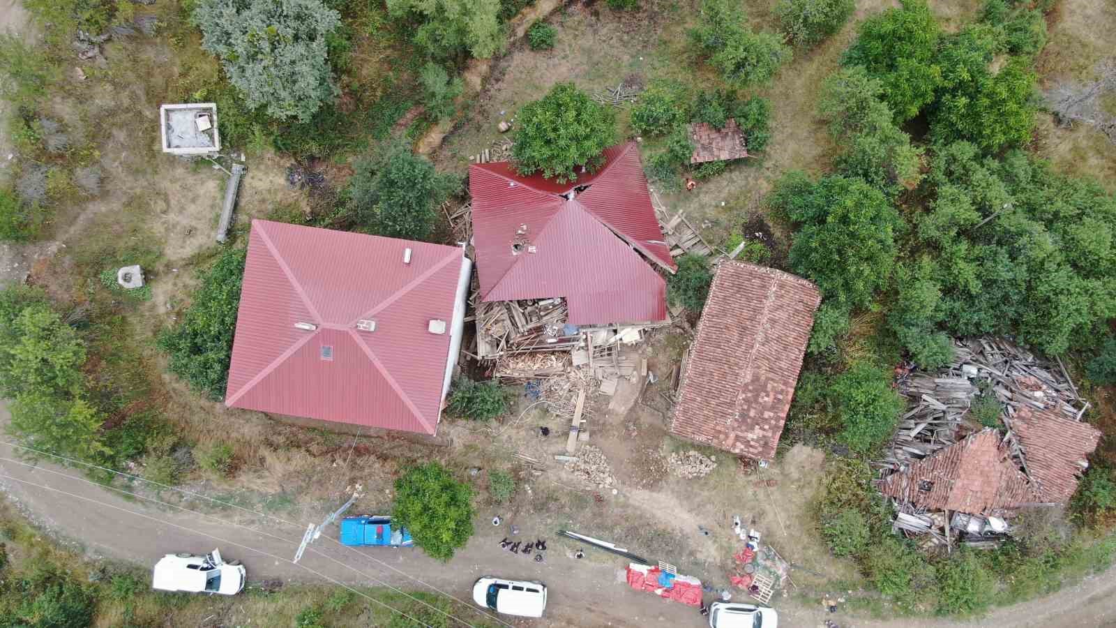 kastamonuda-tadilat-yapilan-koy-evi-coktu-iceride-mahsur-kalarak-yaralanan-5-kisi-kurtarildi