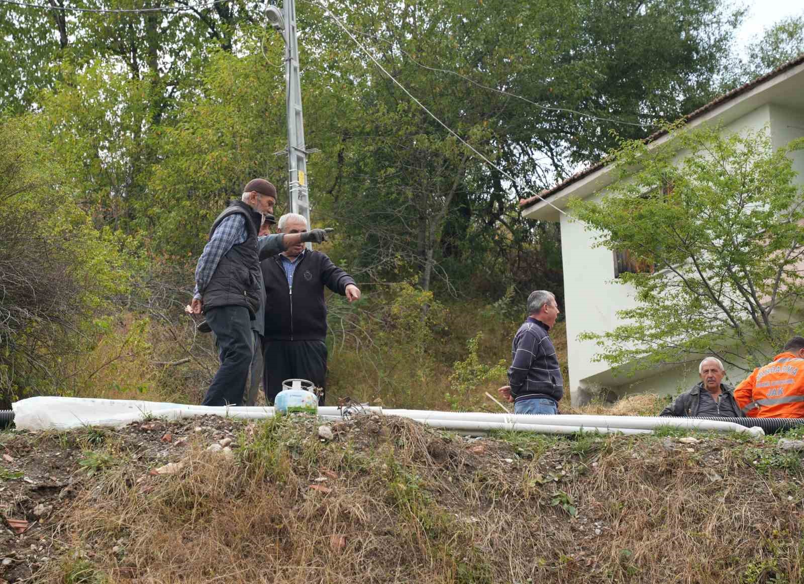 kastamonuda-tadilat-yapilan-koy-evi-coktu-iceride-mahsur-kalarak-yaralanan-5-kisi-kurtarildi