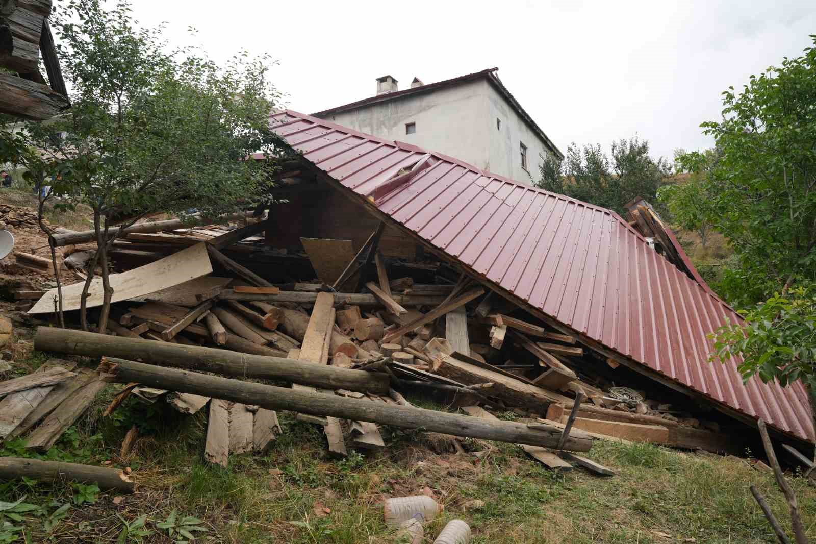 kastamonuda-tadilat-yapilan-koy-evi-coktu-iceride-mahsur-kalarak-yaralanan-5-kisi-kurtarildi