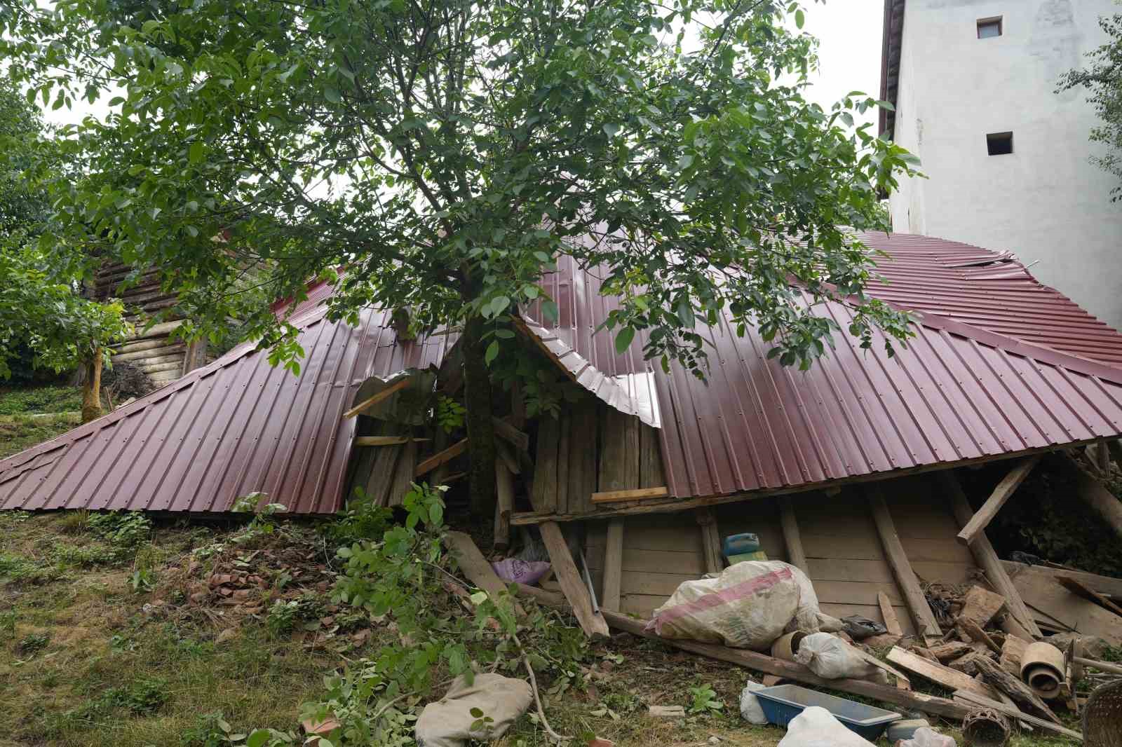 kastamonuda-tadilat-yapilan-koy-evi-coktu-iceride-mahsur-kalarak-yaralanan-5-kisi-kurtarildi