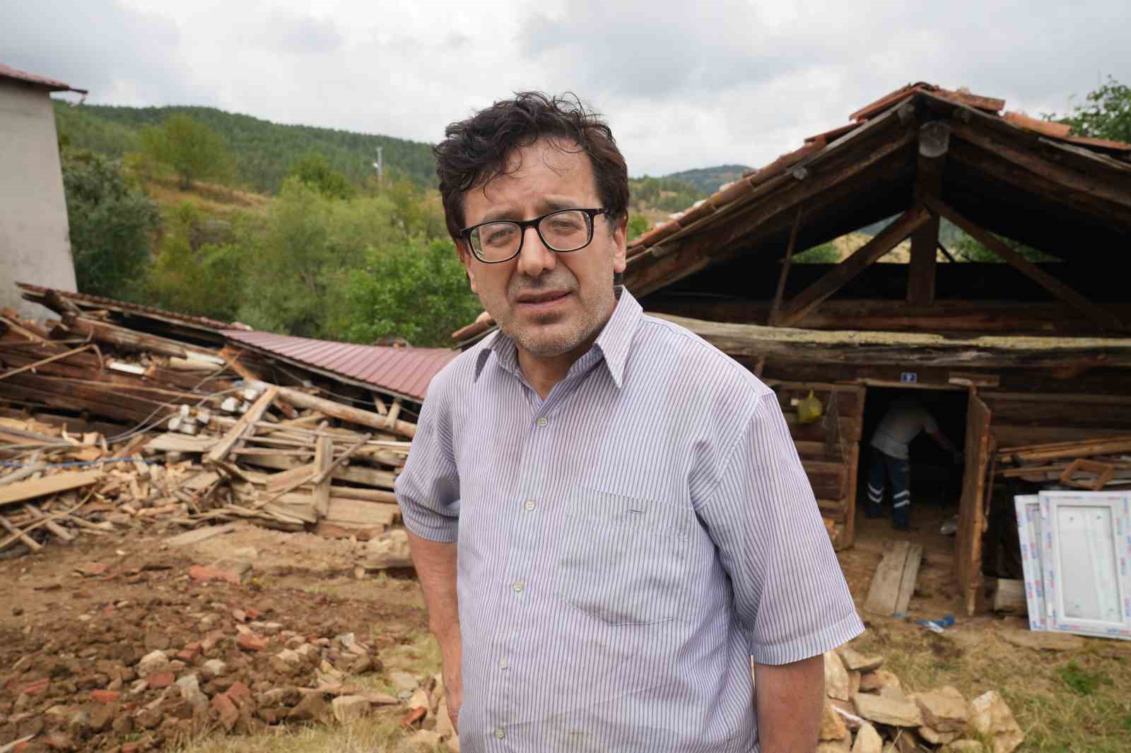 kastamonuda-tadilat-yapilan-koy-evi-coktu-iceride-mahsur-kalarak-yaralanan-5-kisi-kurtarildi