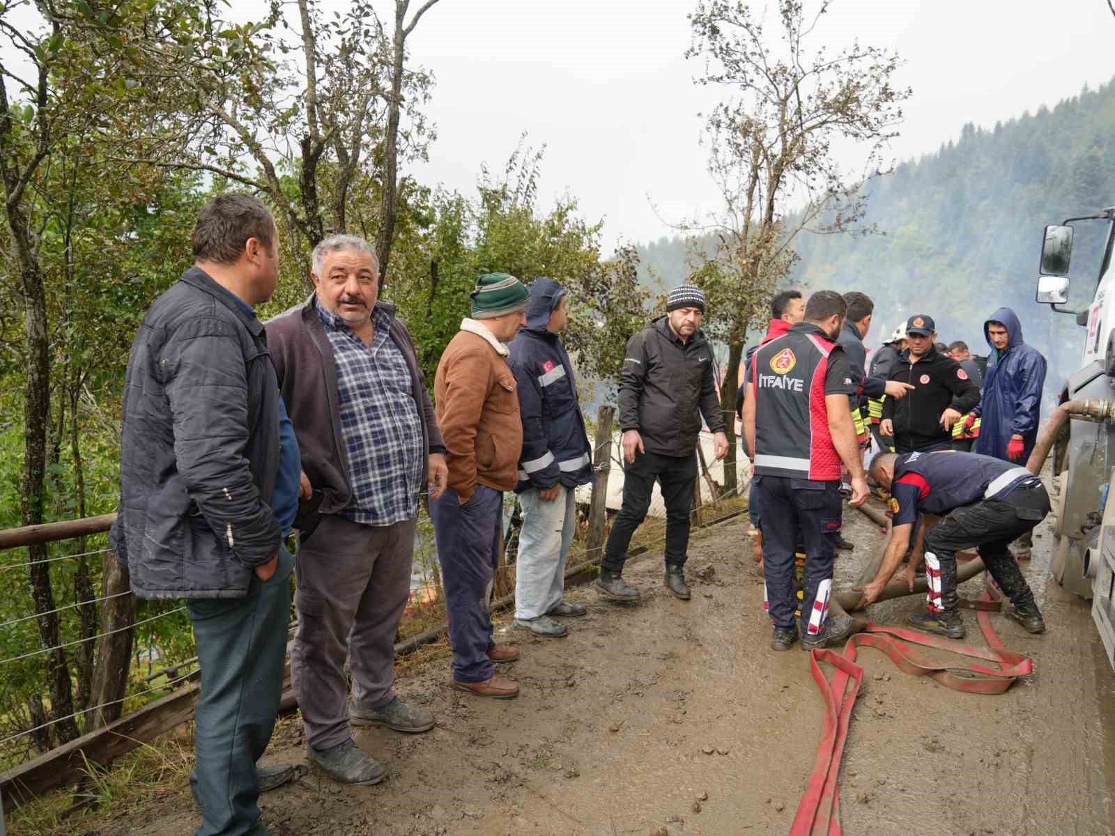 kastamonudaki-koy-yanginda-9-ev-kule-dondu