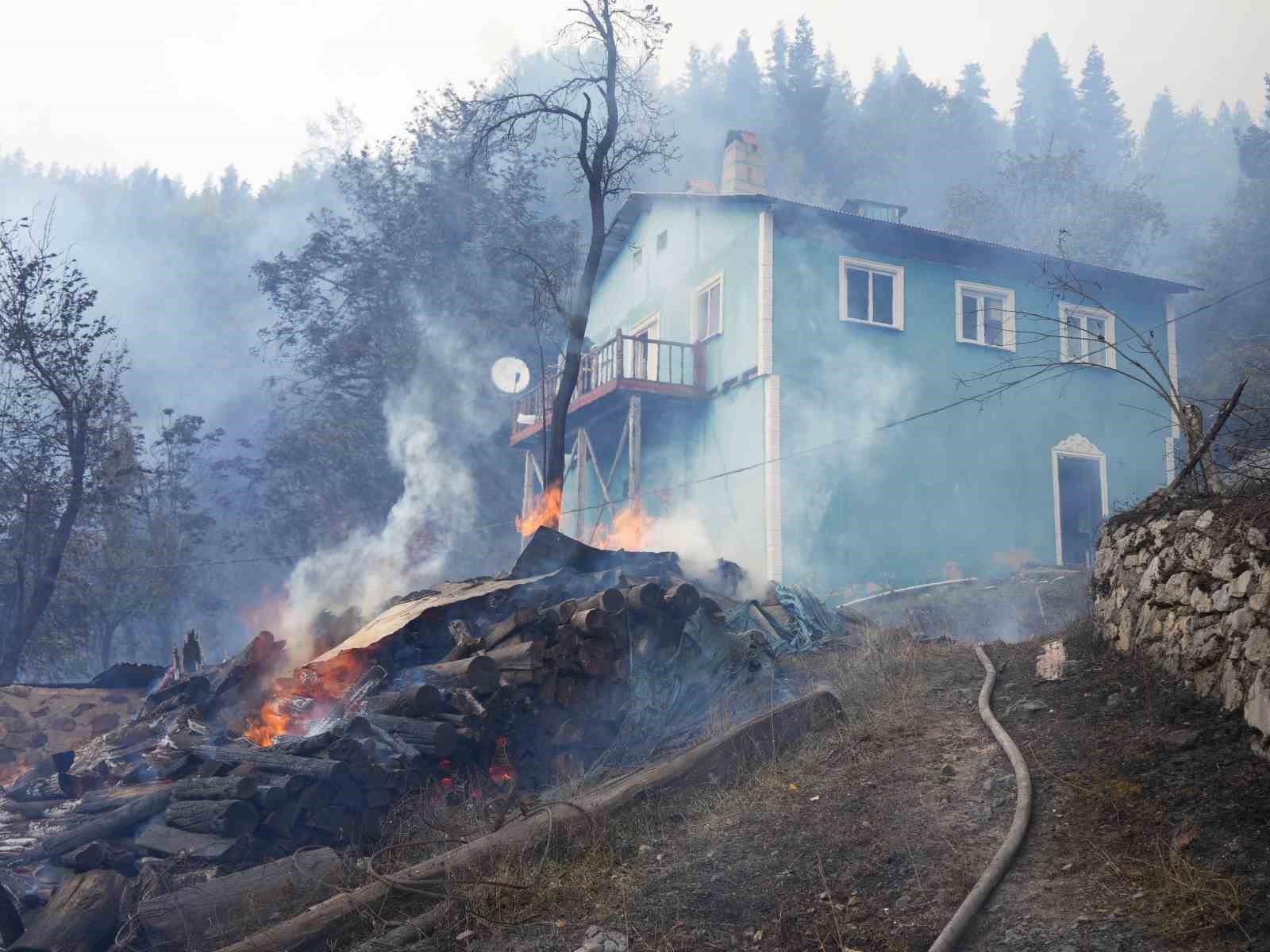 kastamonudaki-koy-yanginda-9-ev-kule-dondu