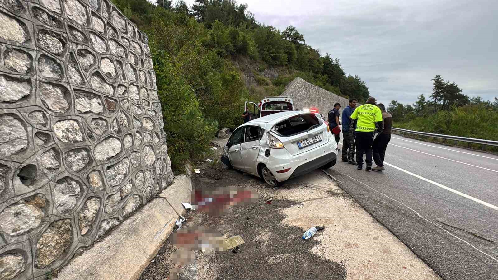 kontrolden-cikan-otomobil-istinat-duvarina-carpti-3-yarali