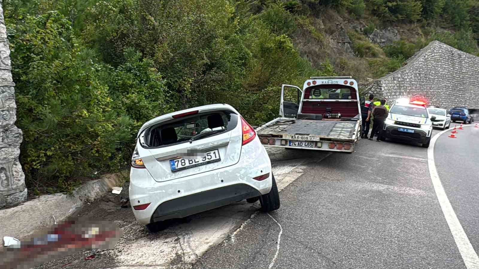 kontrolden-cikan-otomobil-istinat-duvarina-carpti-3-yarali