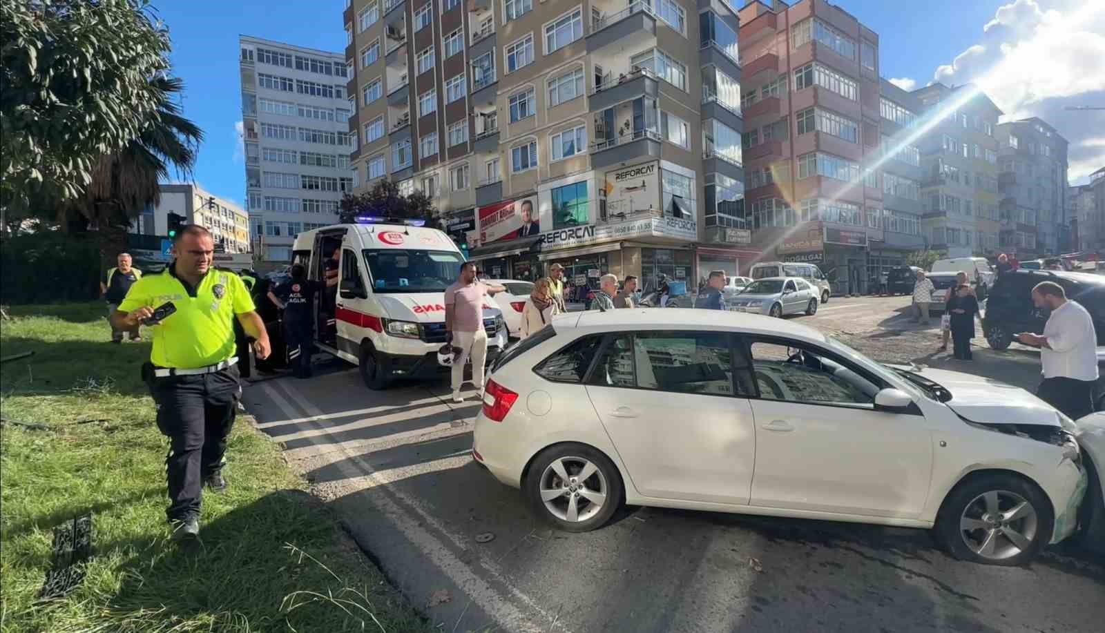kontrolden-cikan-otomobil-karsi-seritte-baska-bir-aracla-carpisti-2-yarali