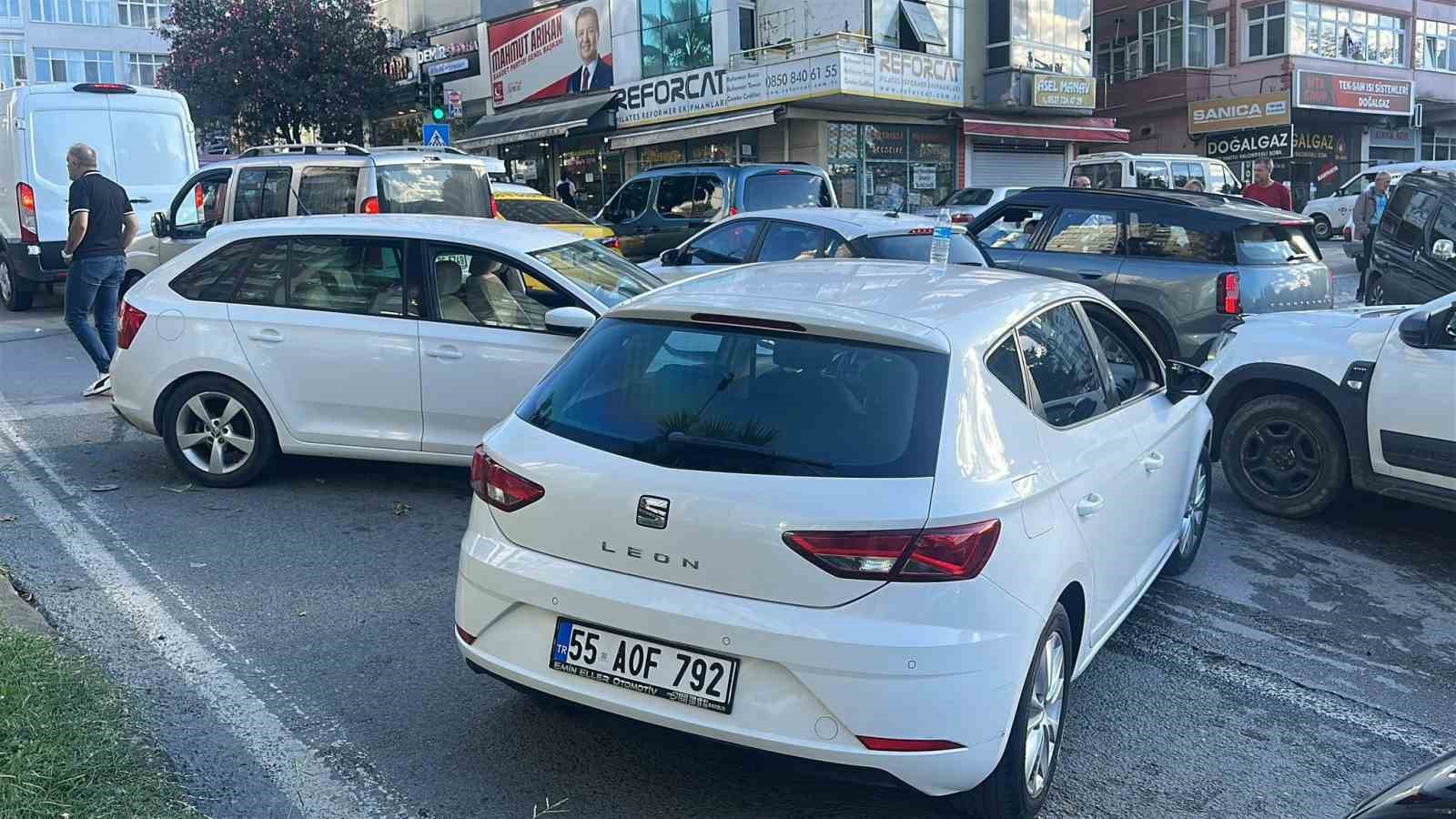 kontrolden-cikan-otomobil-karsi-seritte-baska-bir-aracla-carpisti-2-yarali