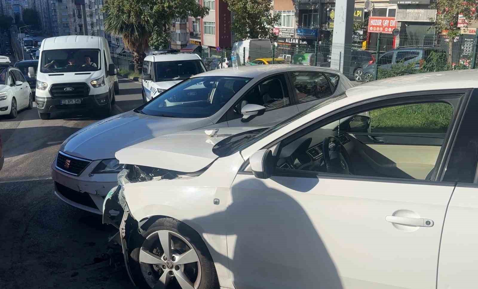 kontrolden-cikan-otomobil-karsi-seritte-baska-bir-aracla-carpisti-2-yarali