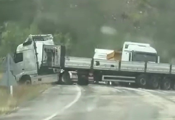 kontrolden-cikan-tir-kara-yolunu-trafige-kapatti